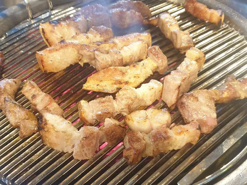 돼지갈비 굽는 모습