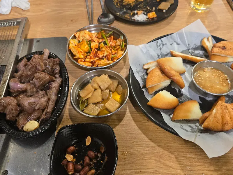 다채로운 밑반찬과 양등심