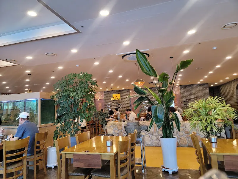 넓은 식당 내부