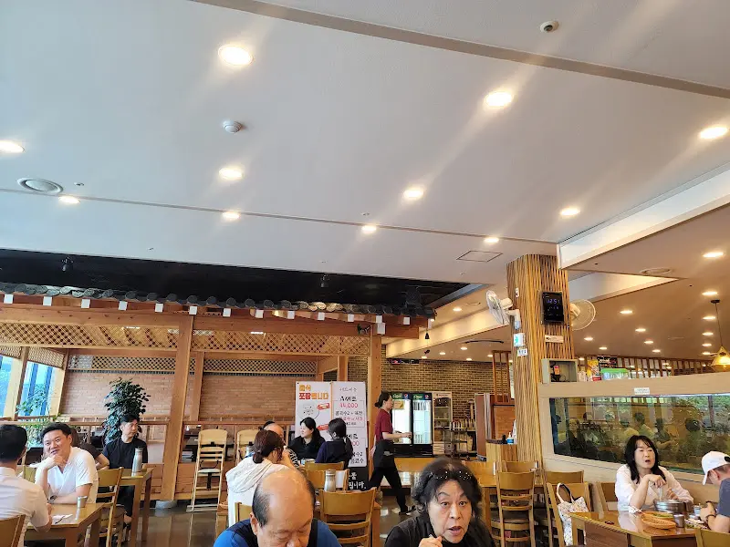 손님들로 가득 찬 식당 내부