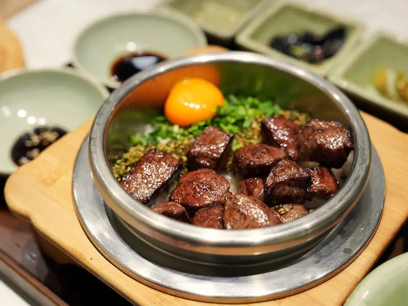 스테이크솥밥의 아름다운 비주얼