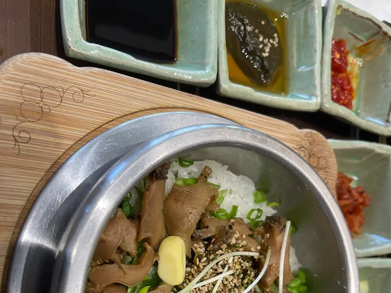 전복솥밥의 풍성한 비주얼