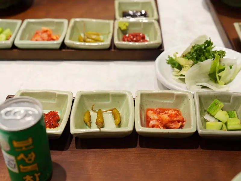 다양한 밑반찬들이 담긴 접시