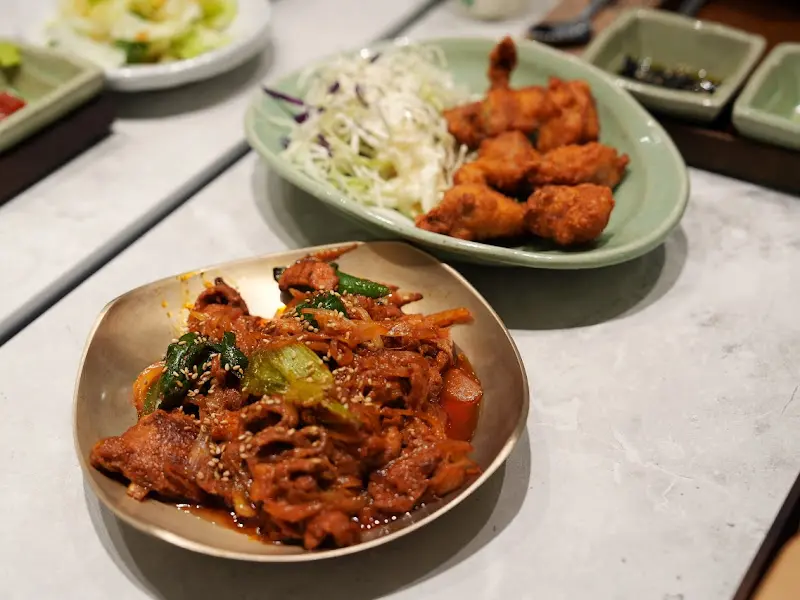 제육볶음과 샐러드