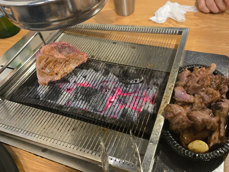 숯불 위에서 구워지는 양등심