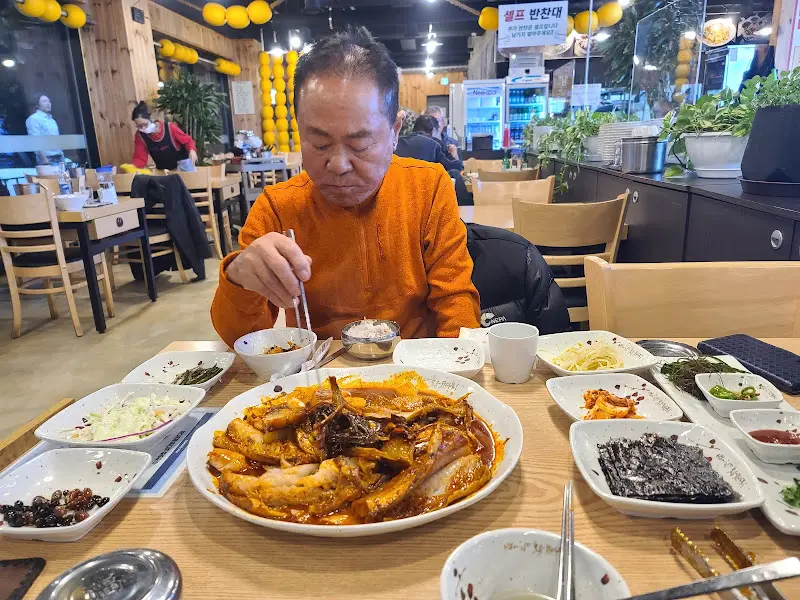 바다향 왕코다리 식당 내부