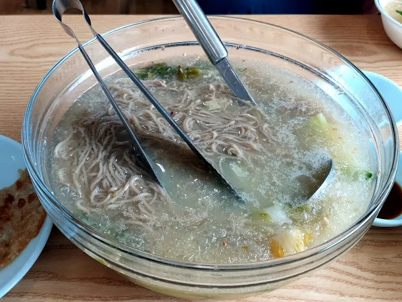 초계탕에 면을 넣어 먹는 모습