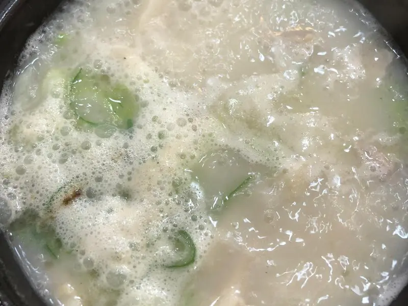 뽀얀 국물 위로 파와 양념이 살포시 얹어진 돼지국밥