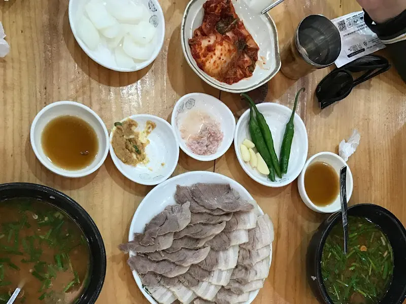 돼지국밥과 함께 제공되는 다양한 곁들임 반찬들