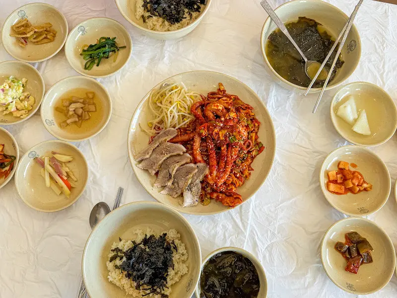 푸짐한 밑반찬과 낙지보쌈 한상차림