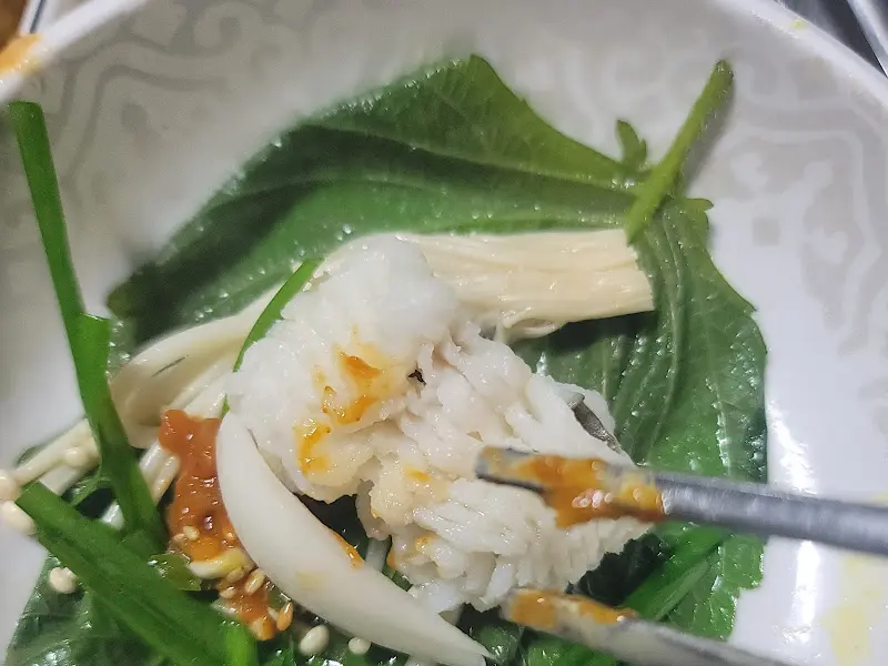 싱싱한 깻잎에 싸 먹는 장어