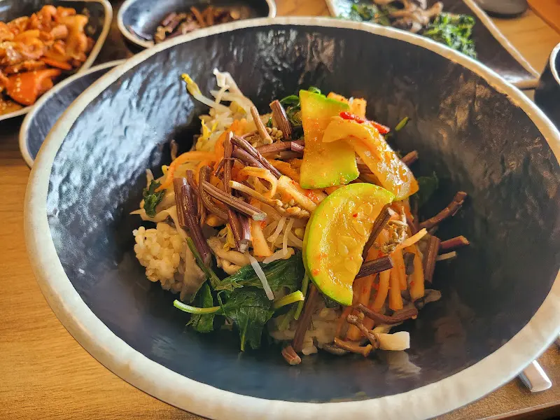 푸짐한 보리밥 비빔밥