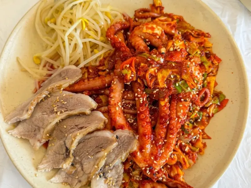 한상 가득 차려진 낙지보쌈