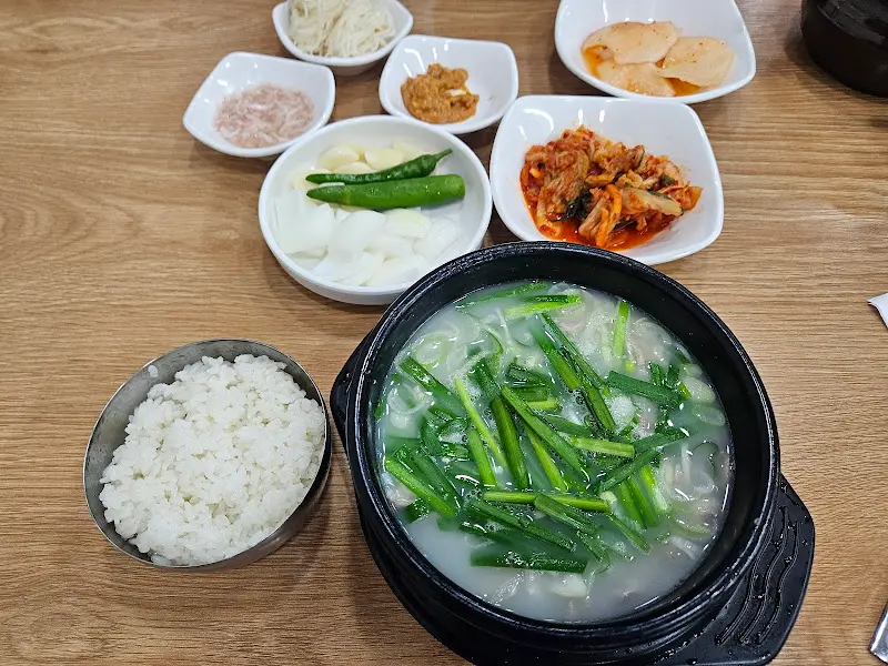 정갈하게 차려진 돼지국밥 한 상