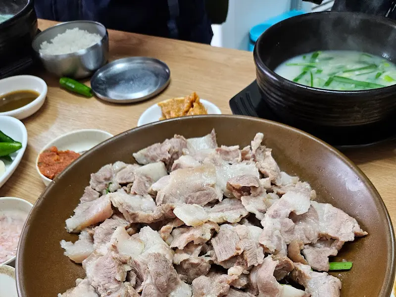 수육과 국밥 한 상 차림