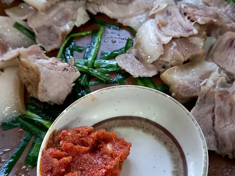 돼지국밥에 부추 투하