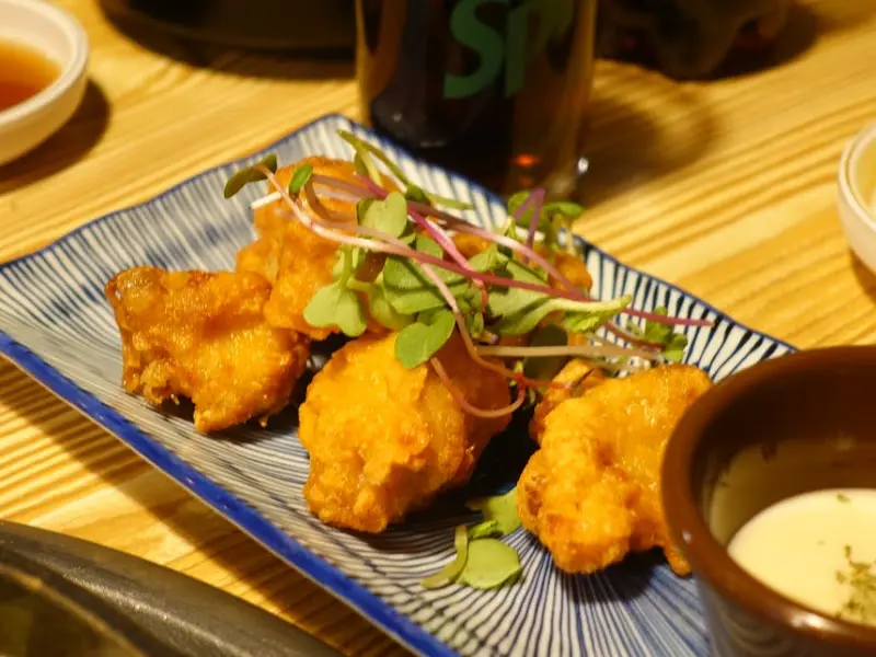 접시에 담긴 치킨 가라아게