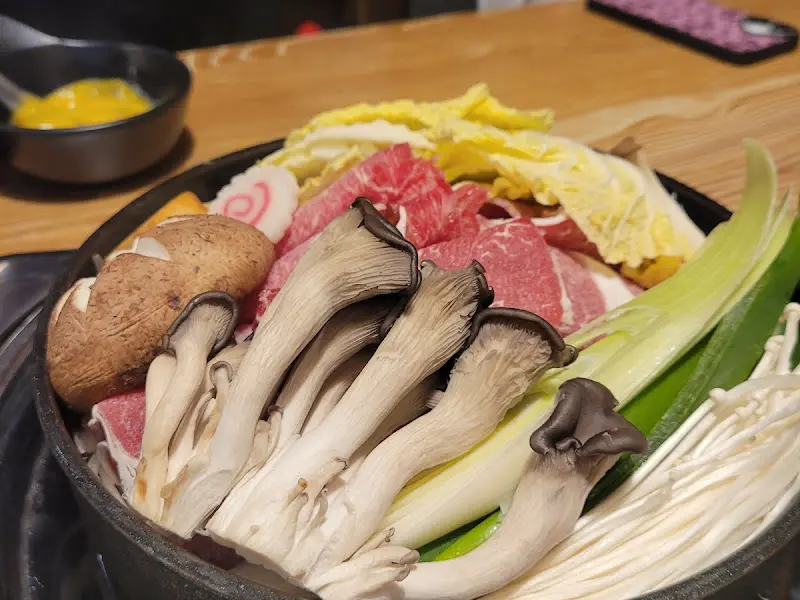 스키야키 냄비 속 재료들