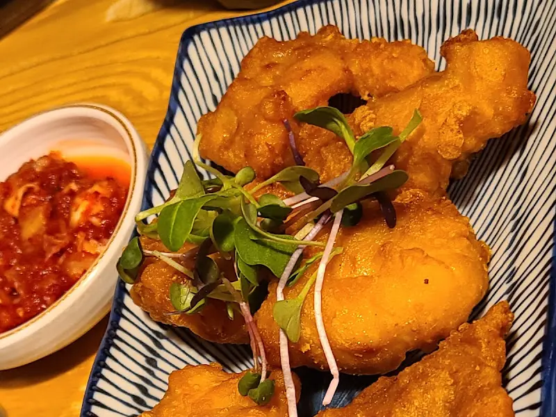 접시에 담긴 치킨 가라아게