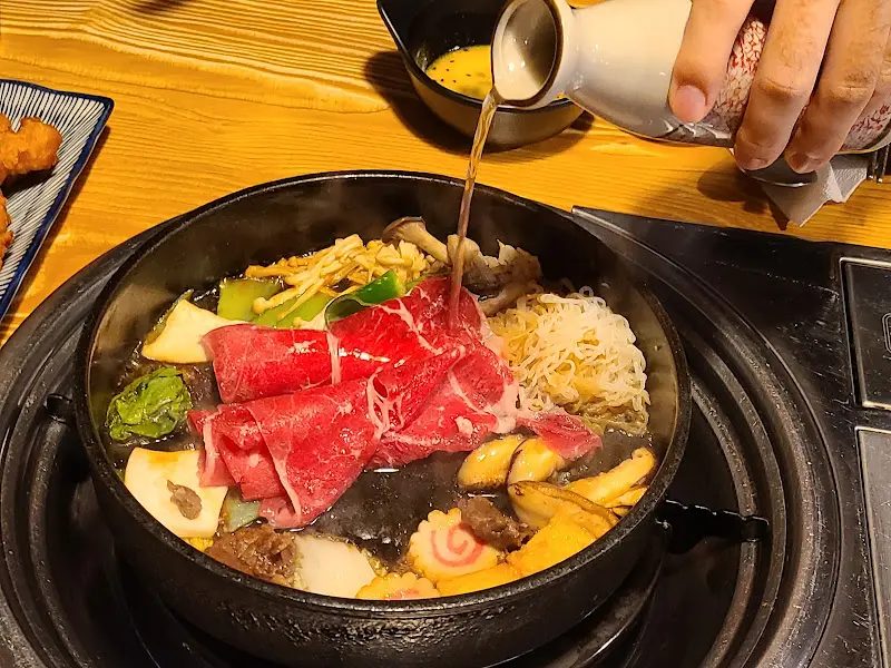 냄비에 육수를 붓는 모습