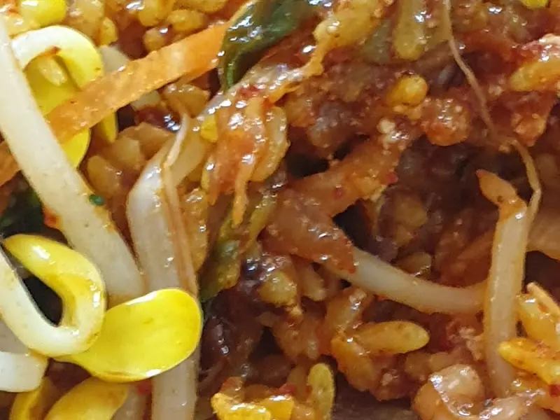 매콤한 쭈꾸미 볶음과 아삭한 콩나물