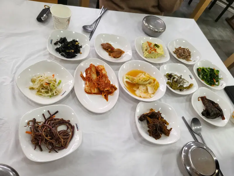 푸짐하게 차려진 밑반찬