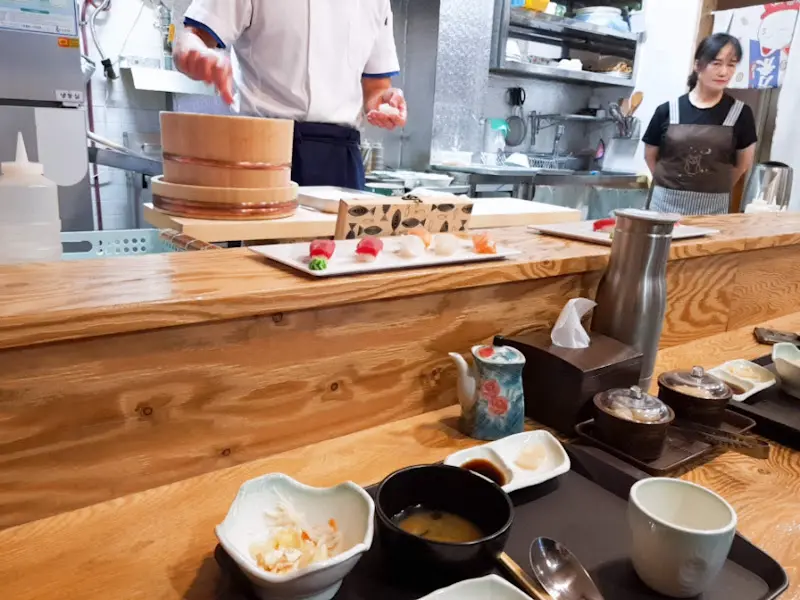 초밥과 함께 제공되는 샐러드