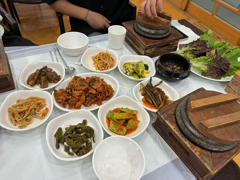 푸짐한 우렁쌈밥 정식 한상차림