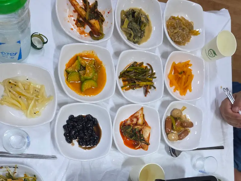 다채로운 밑반찬 구성