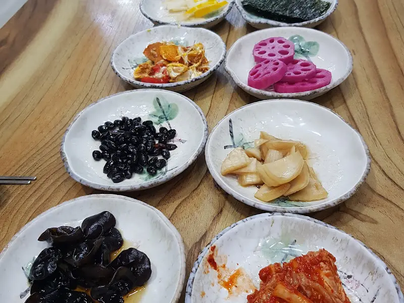 정갈하게 담겨 나온 다양한 밑반찬들