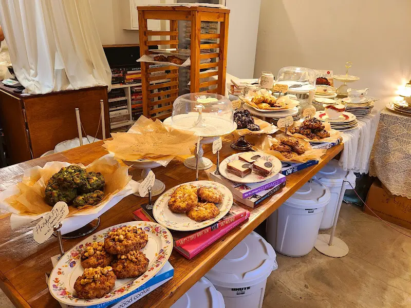 다양한 종류의 스콘과 쿠키가 진열된 모습