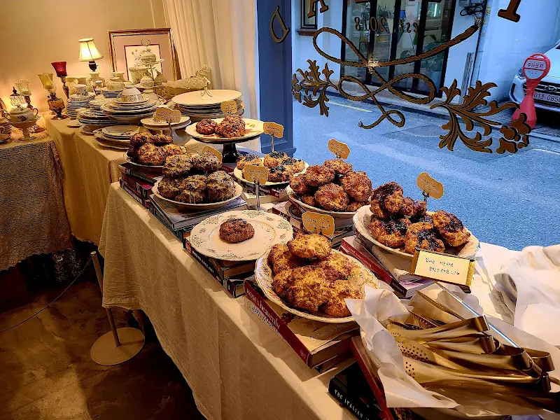 스콘 종류가 다양하게 진열되어 있는 모습