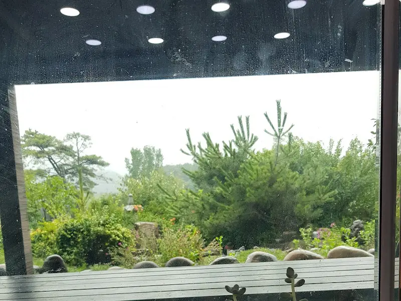 식당 창밖으로 보이는 아름다운 풍경