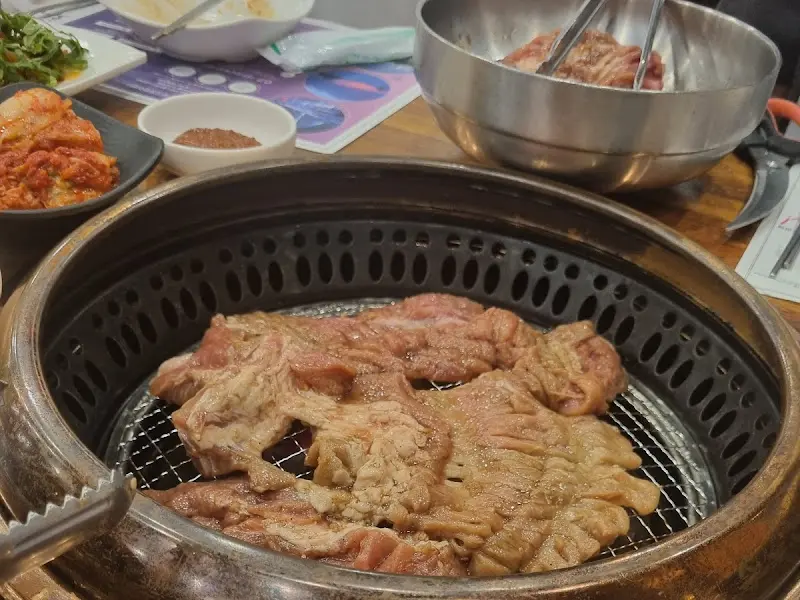 숯불 위에서 맛있게 익어가는 돼지갈비