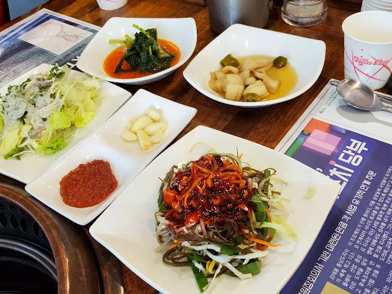 정갈하게 담긴 밑반찬들