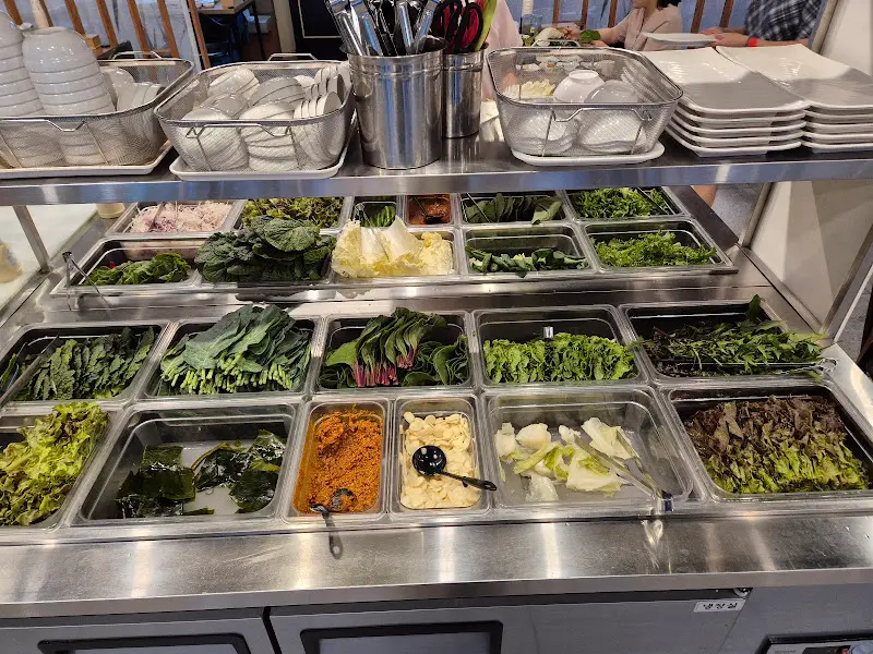 신선한 쌈 채소가 가득한 쌈 채소 코너