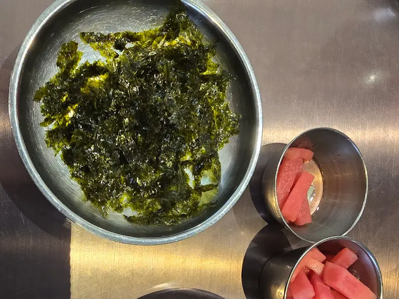 스테인리스 그릇에 담긴 김과 밥