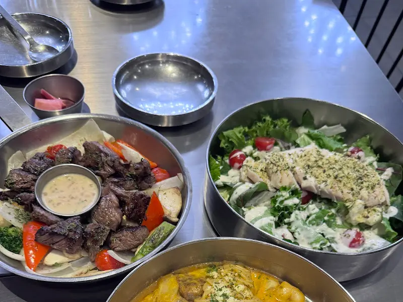 닭가슴살 샐러드와 바비스테이크