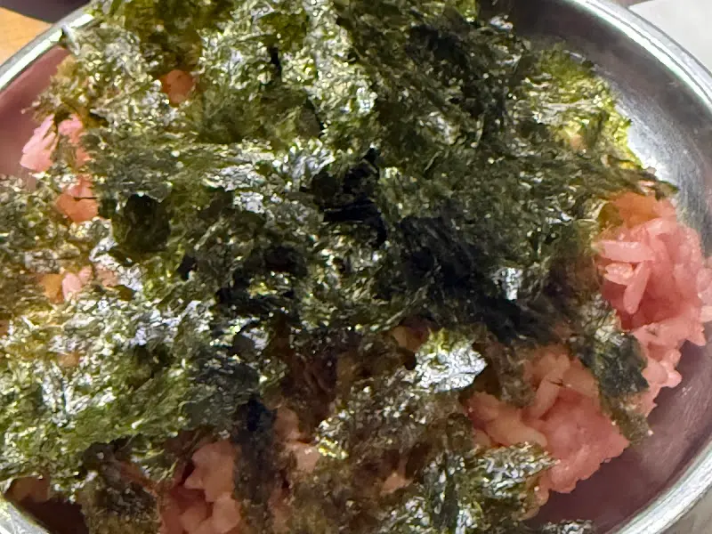 레드크림파스타 소스에 밥과 김을 비벼먹는 모습