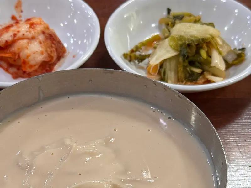 콩국수와 함께 나온 김치와 열무김치