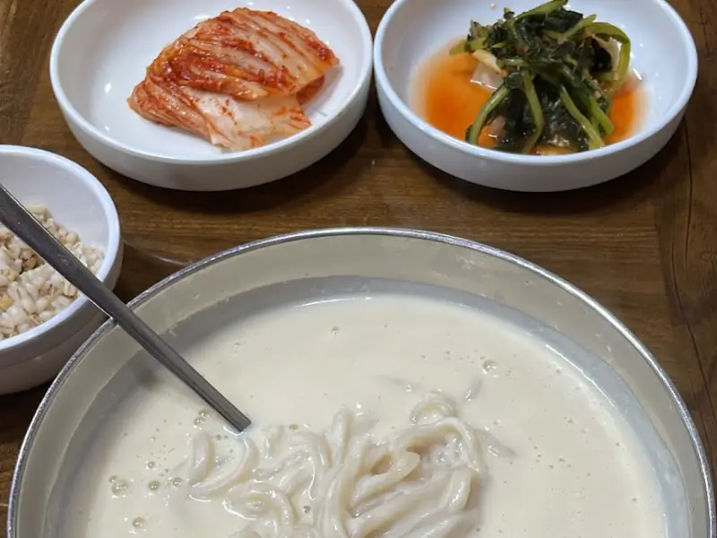 콩국수와 김치, 보리밥이 함께 놓여 있는 모습