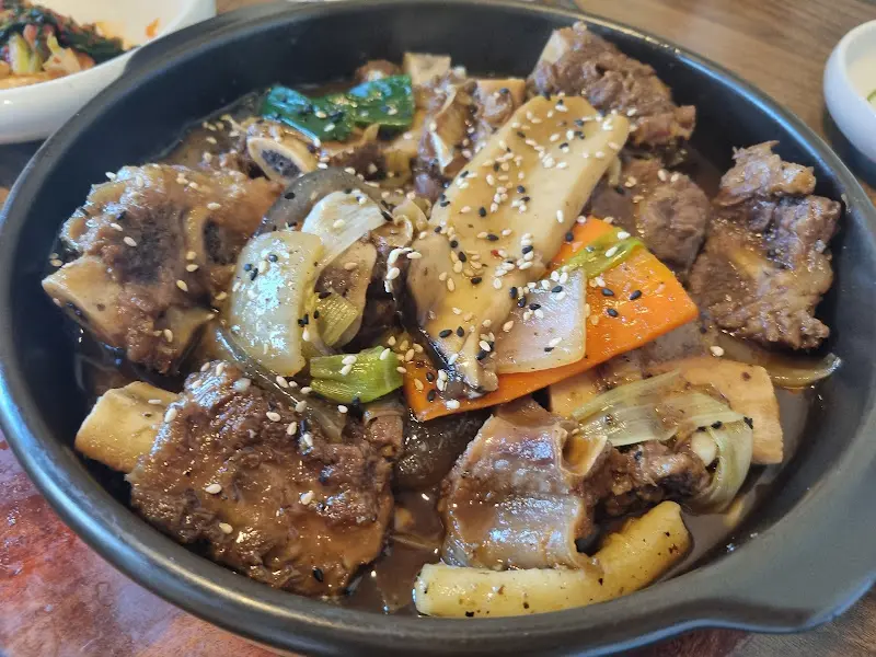 푸짐한 갈비와 야채가 어우러진 소갈비찜