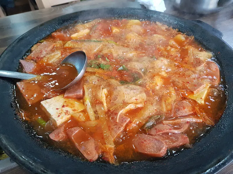 보글보글 끓는 부대찌개