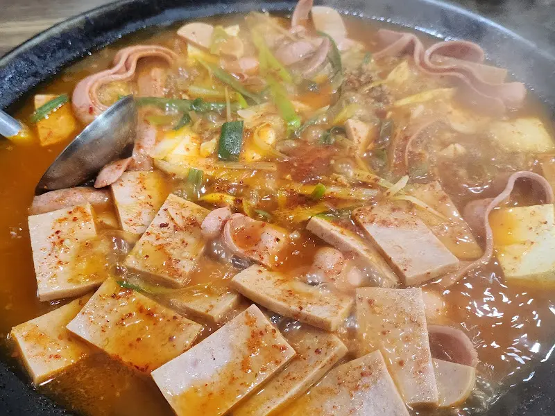 햄과 두부가 가득한 부대찌개