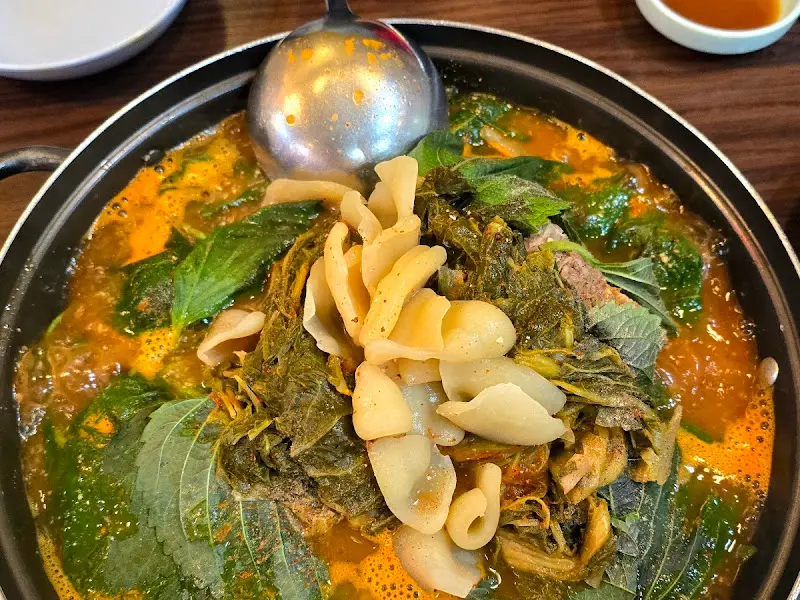 뚝배기에 담겨져 나오는 감자탕