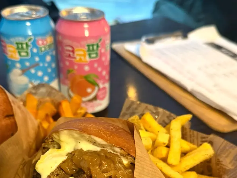 리치비프 버거와 음료