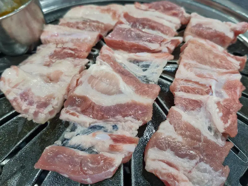 불판 위에서 익어가는 돼지 생갈비