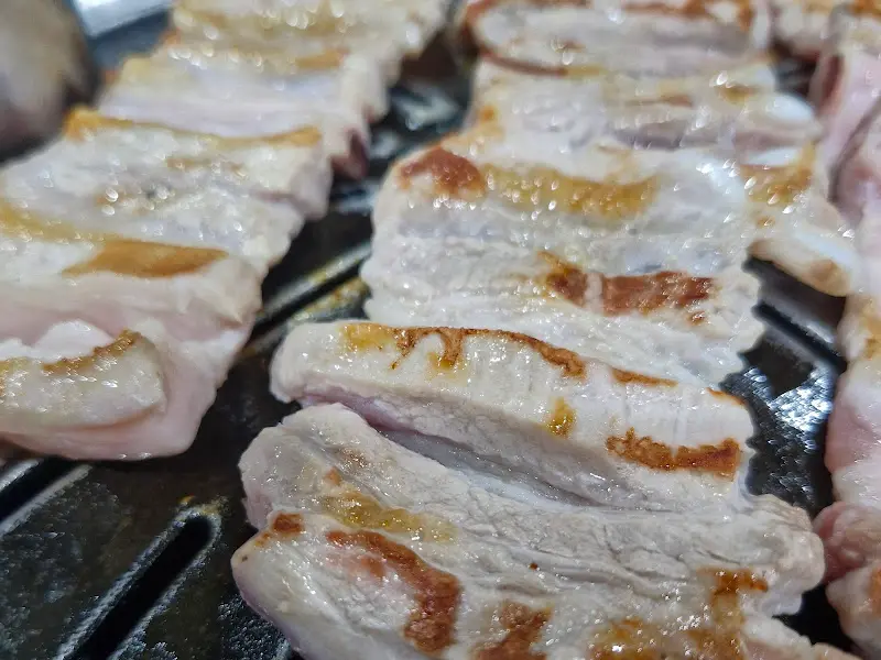 노릇하게 구워진 돼지 생갈비