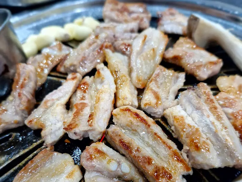 먹음직스러운 돼지 생갈비