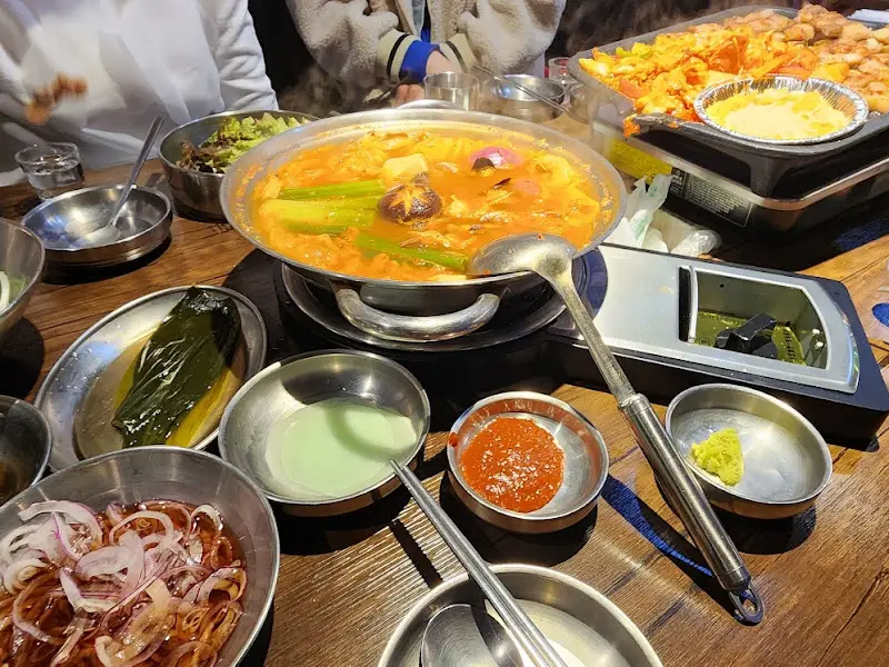 푸짐한 해물탕과 삼겹살